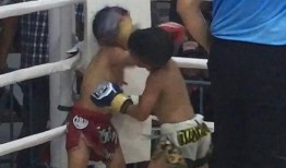 男孩爆料被大叔拳击打视频,大叔街头暴力拳击，引发网友热议